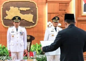 Pj Gubernur Jatim Lantik Pj. Bupati Jombang dan Bondowoso