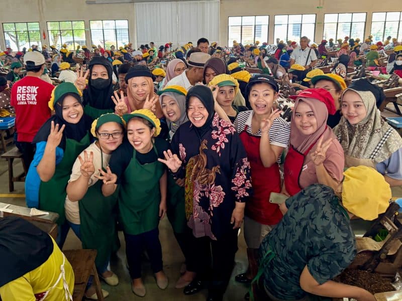 Ribuan Buruh Pabrik Rokok Grendel Antusias Sambut Cagub Risma