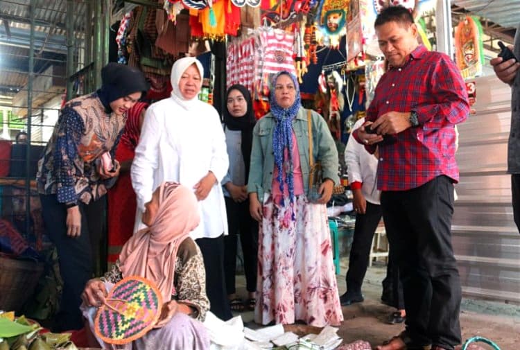 Pedagang dan Pengunjung Sambut Hangat Risma di Pasar Gorang Gareng