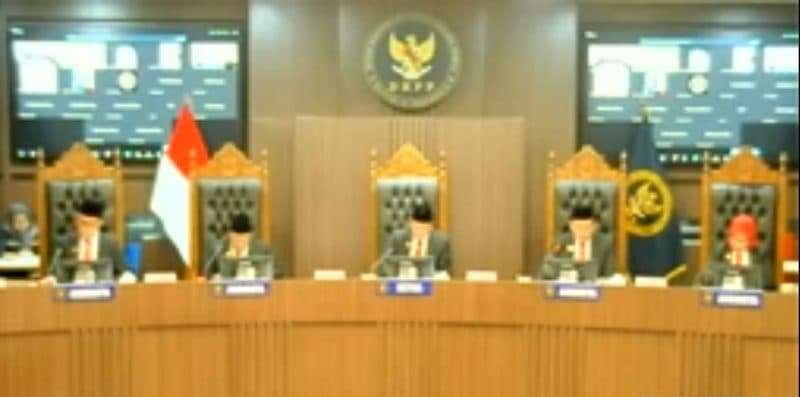 DKPP Pecat Anggota Bawaslu Kota Surabaya Agil