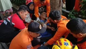 Mobil Box Terguling di Surabaya Timpa Juru Parkir dan Tukang Sapu