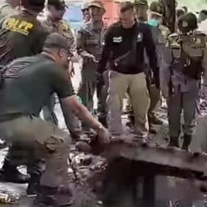 30 Lapak Tumbang! Satpol PP Surabaya ‘Berang’ PKL Kuasai Saluran Air