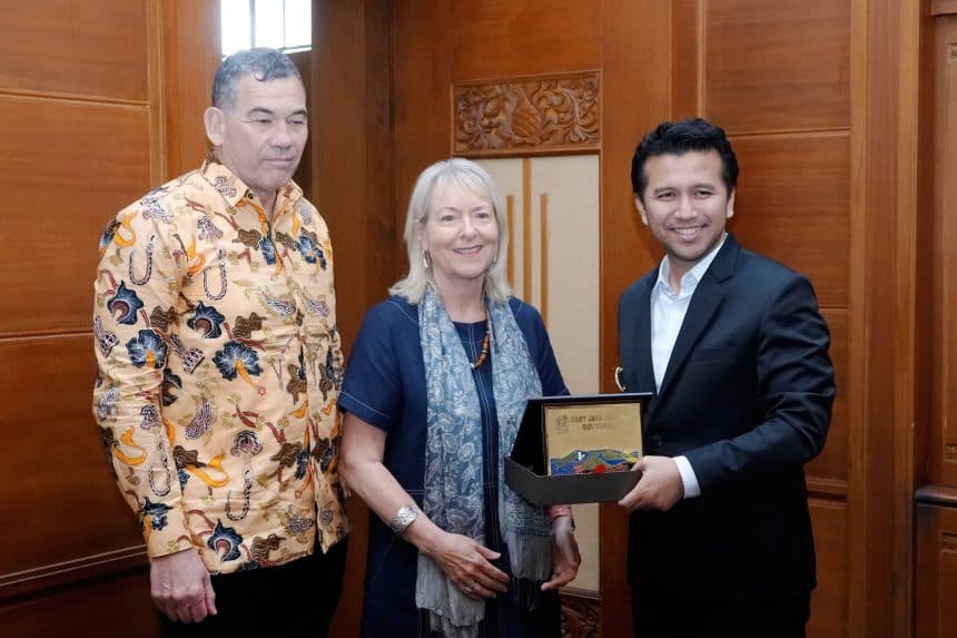 Wagub Emil Terima Penyerahan Proyek Bantuan Pendengaran dari Australia