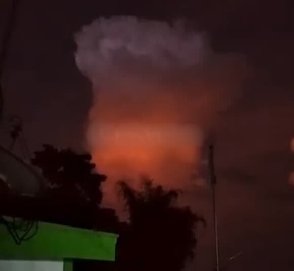 Gunung Kelud Keluarkan Cahaya Kilat Petir, kata Pos Pantau Begini