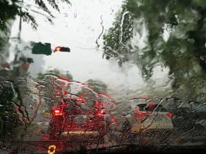 Waspada! Hujan Lebat dan Petir Landa Surabaya Malam Ini