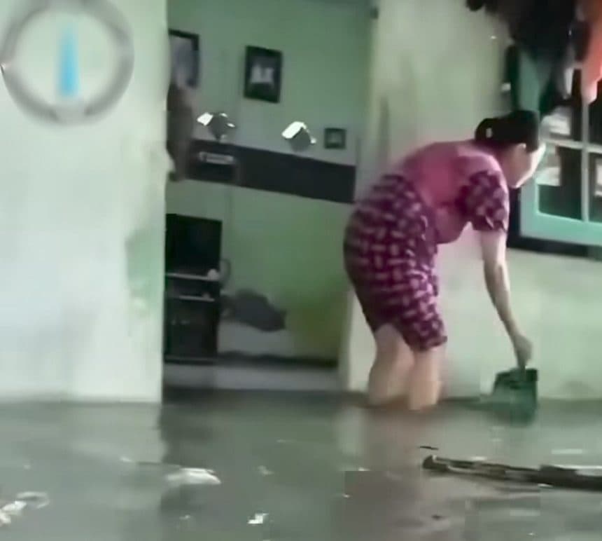 Banjir Rob Rendam Sukolilo Baru Surabaya, Warga Sibuk Menguras Air