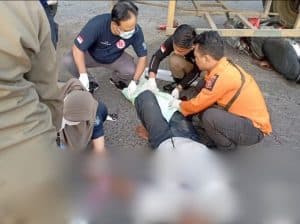 Kecelakaan di Tambak Langon, Lansia Selamat Meski Motornya Terlindas