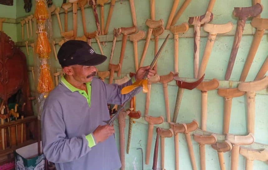 Berkah Bulan Suro, Perajin Keris Jombang Banjir Pesanan Penjamasan