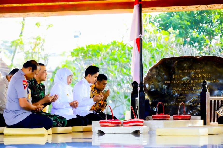 Peringati Bulan Bung Karno, Gibran & Khofifah Ziarah Makam Bung Karno