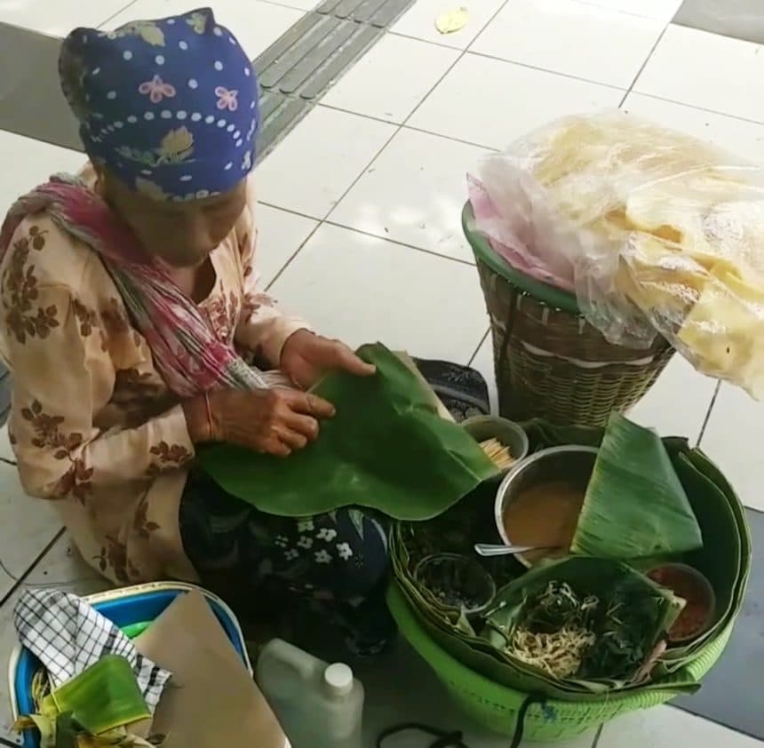 Kuliner Surabaya: ‘Mbok-mbok’ Penjual Semanggi Lestarikan Sejarah Kota