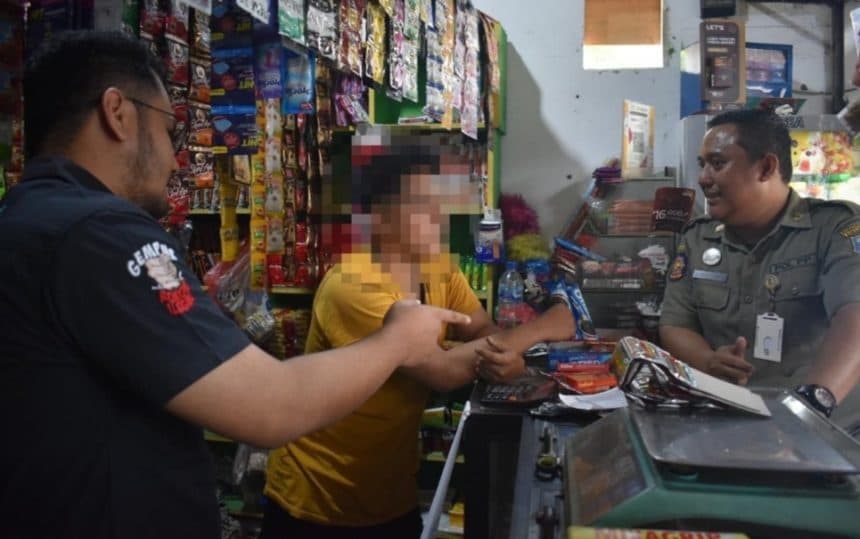 Rokok Ilegal: Penjual di Tepi Jalan Kini Jadi Incaran Satpol PP
