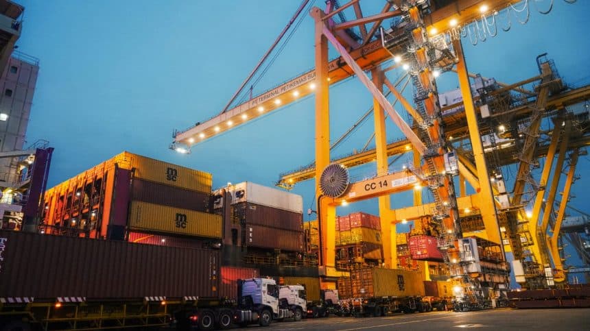 TPS Surabaya: Peningkatan Arus Peti Kemas Internasional di Atas 3%