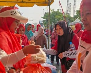 Desa Tinggar Jombang Syukuran Kemerdekaan, Bagi 2000 Porsi Nasi Gratis