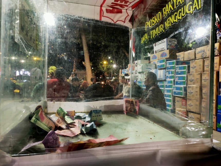 Donasi Uang dan Air Mineral Mengalir ke Posko Rakyat Jatim Menggugat