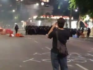 Demo di Surabaya masih Berlanjut, Kantor Polsek Tegalsari Diserang