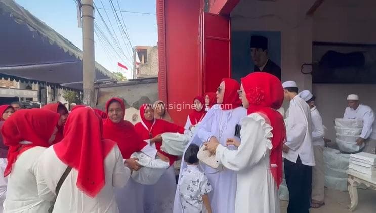 Istri Mat Mochtar membagikan bingkisan pada Peringatan Maulid Nabi Muhammad S.A.W 1447 Hijriah Tahun 2025 di Bulak Banteng, Kenjeran, Surabaya.