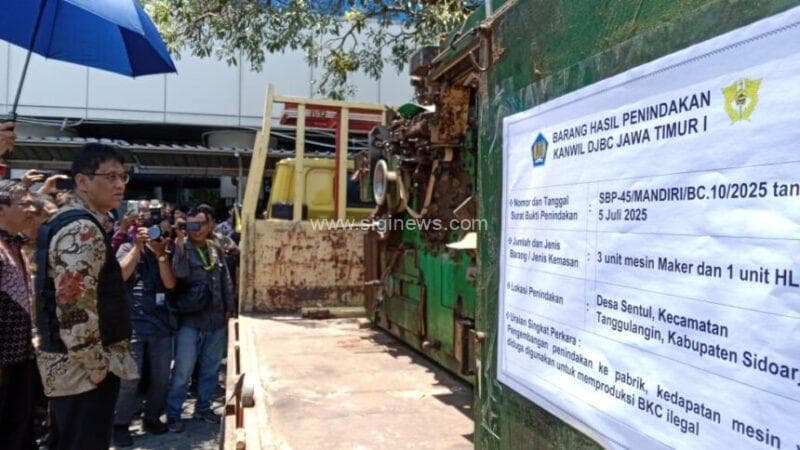 Menkeu Purbaya meninjau barang bukti mesin produksi rokok ilegal yang disita petugas Kantor Wilayah Bea Cukai Jawa Timur I dan II. (foto: rois)
