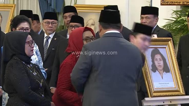 Ahli waris Marsinah menerima penganugerahan gelar pahlawan nasional dari Presiden Prabowo Subianto, di Istana Negara, Jakarta .