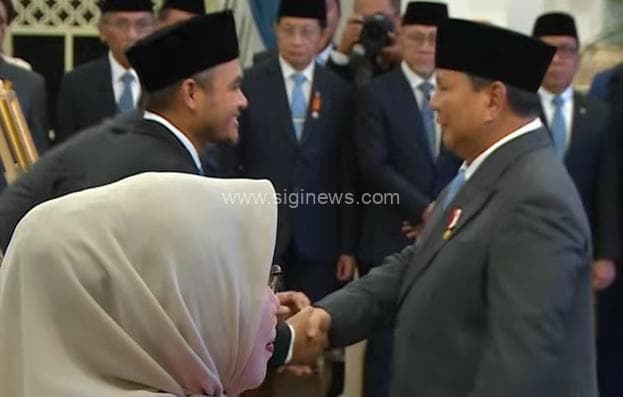 Presiden Prabowo Subianto menyerahkan gelar Pahlawan Nasional Syaikhonah Kholil ke ahli warisnya.