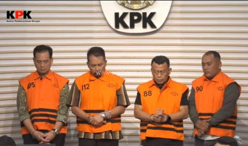 Bupati Ponorogo Sugiri Sancoko (rompi orange nomor 88); Sekda Kab Ponorogo Agus Pramono (nomor 112) dan Dirut RSUD Ponorogo (nomor 105) dan Sucipto pihak swasta (nomor 90) diborgol KPK. (foto : screenshot yt kpk ri)