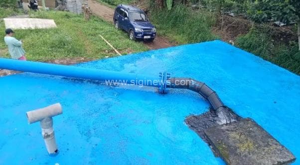 Air mengalir di tandon dari Proyek SPAM Singosari dari Dinas Perumahan Rakyat, Kawasan Permukiman dan Cipta Karya (DPRKPCK) Provinsi Jawa Timur tahun anggaran 2024. (Foto : diharjo/siginews.com)