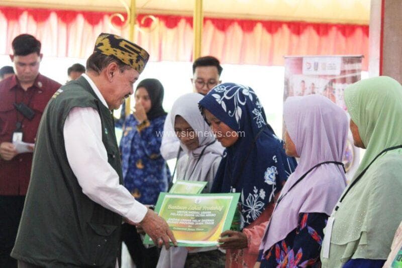 Direktur Utama Wira Jatim Group, Ir. H. Erlangga Satriagung, menyerahkan zakat produktif di sela kegiatan sosial yakni Sapa Bansos Amaliyah Ramadan 2026, di pendopo Kabupaten Bangkalan. (foto : pwu)