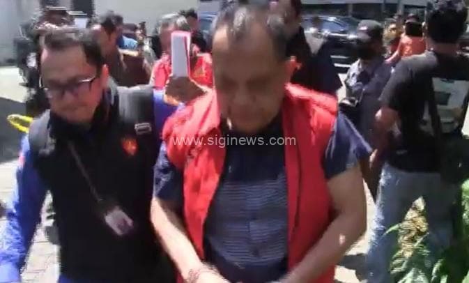 Kadis ESDM Provinsi Jawa Timur Aris Mukiyono, bersama dua pejabat lainnya ditetapkan sebagai tersangka pungli izin tambang. (foto: siginews)