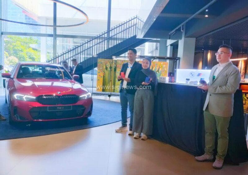 Kostumer juga bisa menikmati lukisan yang terpajang di Showroom BMW Astra Surabaya. (foto:jero)