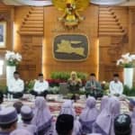 Jelang HUT Ke-81 RI, Khofifah Ajak 81 Anak Yatim Doakan Jawa Timur