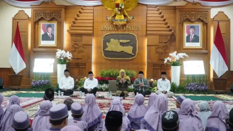 Jelang HUT Ke-81 RI, Khofifah Ajak 81 Anak Yatim Doakan Jawa Timur