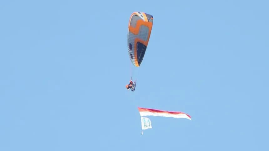 Upacara HUT ke-81 RI di Grahadi Diwarnai Atraksi Paramotor