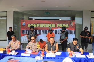 Konferensi pers ungkap kasus penangkapan terhadap dua pelaku kejahatan jalanan di Pekanbaru, Provinsi Riau. (Foto: dok. Polda Riau)