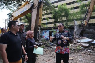 Eri Cahyadi, Wali Kota Surabaya saat meninjau kawasan Eks THR-TRS beberapa wakyu lalu. (Foto: dok. Pemkot Surabaya)