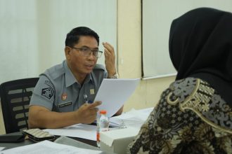 Warga negara asing yang mengikuti tes untuk menjadi warga negara Indonesia. (Foto : Kemenkumham Jatim).