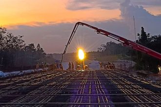 Proses pengecoran deck slab atau pelat lantai jembatan pada proyek pembangunan Jalan Tol Baleno. (Foto : SIG)