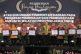 Pemberian penghargaan "Anubhawa Sasana Desa/Kelurahan" kepada desa dan kelurahan. (Foto : Kanwil Kemenkumham Jatim)