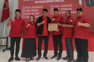 Penyerahan rekom dari DPP PDIP kepada Calon Walikota dan Wakil Walikota Surabaya Eri Cahyadi-Armuji di kantor DPD PDIP Jatim, Jalan Kendangsari, Surabaya, Selasa (30/7/2024). (Foto : Rois)