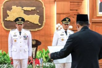 Pj Gubernur Jawa Timur Adhy Karyono melantik Pj Bupati Bondowoso dan Pj Bupati Jombang di gedung negara Grahadi, Jalan Gubernur Suryo, Senin (23/7/2024). (Foto : Pemprov Jatim)
