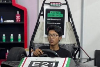 Salah satu pengunjung GIIAS 2024 yang mencoba simulator mobil Formula 1 di dalam chassis Anargya Formula EV Mark 3.0 yang dipamerkan oleh Tim Anargya ITS. (Foto : Humas ITS)