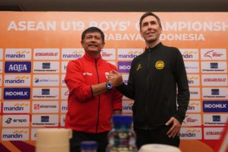 Pelatih Timnas U-19 Indonesia Indra Sjafri dan pelatih tim U-19 Malaysia Juan Torres Garrido jumpa pers sebelum laga semifinal ASEAN U-19 Boys Championship 2024. (Foto : PSSI)
