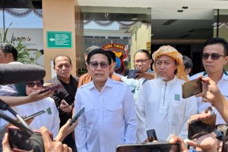 Ketua DPW PKB Jawa Timur Abdul Halim Iskandar bersama jajaran PKB melaporkan eks Sekjen DPP PKB Lukman Edy ke Polda Jatim.