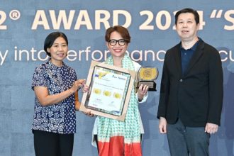 Wakil Pemimpin Redaksi Kontan, Titis Nurdiana (kiri) saat menyerahkan penghargaan kepada SVP Sustainability Office SIG, Johanna Daunan (tengah) pada ajang The 9th Annual SPEx2 Award 2024 yang diselenggarakan oleh GML Performance Consulting bekerja sama dengan Kontan Media di Four Seasons Hotel, Jakarta, pada Rabu (31/7/2024). (Foto : SIG)