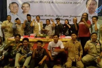Deklarasi Aliansi Relawan Surabaya Maju (ARSM) 2024 menolak bumbung kosong dan mendukung bakal calon walikota dan wakil walikota Surabaya AH Thony-Bayu Airlangga. (Foto : Fino)