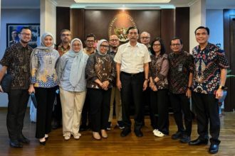 Menteri Koordinator Bidang Kemaritiman dan Investasi, Luhut Binsar Pandjaitan (kelima dari kiri) dan Direktur Utama SIG, Donny Arsal (ketujuh dari kiri) bersama jajaran manajemen SIG di Jakarta, Jumat (9/8/2024). (Foto : SIG)