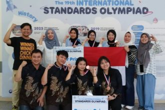 Tim pelajar Indonesia didampingi Kepala Pusat Pengembangan SDM SPK BSN Arini Widyastuti. (Foto : Humas BSN)