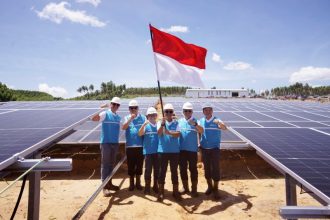 Jajaran Direksi dan Kepala Satuan Pengembangan Proyek PLN Nusantara Power saat berfoto di depan PLTS IKN. (Foto : PLN NP)