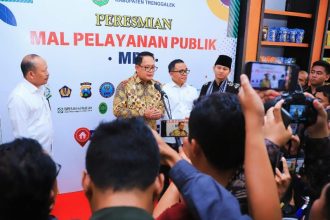 Pj Gubernur Jawa Timur Adhy Karyono bersama Menpan-RB Azwar Anas bersama Bupati Trenggalek di sela acara launching Mal Pelayanan Publik Kabupaten Trenggalek. (Foto : Biro Adpim Provinsi Jawa Timur)