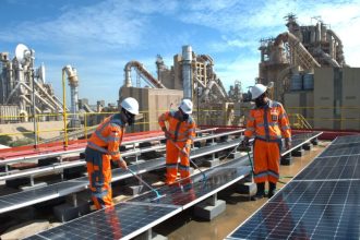 Fasilitas solar panel di SIG Pabrik Tuban, Jawa Timur, sebagai upaya peningkatan operational excellence dengan menerapkan prinsip pembangunan berkelanjutan untuk mencapai target dekarbonisasi. (Foto : Humas SIG)