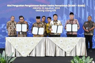 (Barisan Depan dari kiri ke kanan) Direktur Utama SIG, Donny Arsal; Bupati Malang, Sanusi; Plt. Bupati Sidoarjo, Subandi; dan Pj. Bupati Bangkalan, Arief M. Edie usai menandatangani Kesepakatan Bersama tentang Pengelolaan Sampah pada agenda Penandatanganan Kerja Sama BUMN dan BUMD pada Sektor Pertambangan dan Pengelolaan Sampah di Gedung Juang KPK, Jakarta, pada Kamis (22/8/2024). (Foto : SIG)