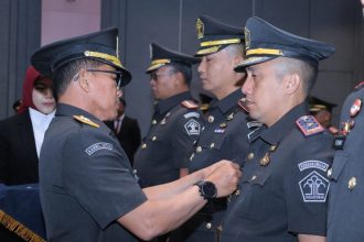Kepala Kanwil kemenkumham Jawa Timur Heny Yowono melantik 16 kepala lapas (kalapas) dan kepala rutan (karutan). (Foto: Humas Kanwil Kemenkumham Jatim)